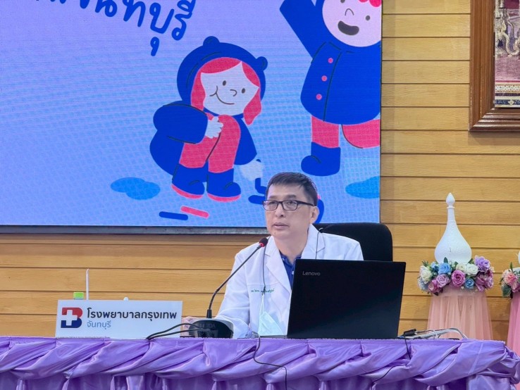 โรงพยาบาลกรุงเทพจันทบุรี ร่วมกับ #โรงเรียนสฤษดิเดช จันทบุรี สร้างภูมิคุ้มกันที่ยั่งยืนให้เด็กไทย ให้ความรู้ผู้ปกครองเรื่องวัคซีนป้องกันโรคในเด็ก และโรคที่มากับฝ